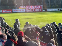 Fußballspiel abgebrochen: Vater und Sohn klagen gegen Polizeieinsatz im Stadion