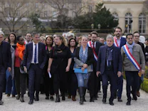 Frankreich: Macrons Regierung überlebt