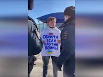 : Anti-Kriegsprotest in Russland: Umarmung oder Gefängnis?