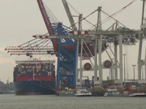 : Wegen Warnstreik: Hamburger Hafen für große Schiffe gesperrt