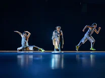 Tanz am Schauspiel Köln: Powerwalking im Gleichklang