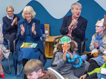 : Camilla besucht Grundschule – Königspaar am Abend abgeflogen