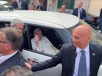 : Papst Franziskus verlässt Krankenhaus: „Ich lebe noch!“