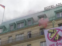 : Berlin: Klima-Aktivisten dringen in Hotel Adlon ein