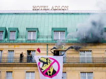Berlin: Aktivisten zünden Rauchbomben am Adlon und beschmieren Gebäude