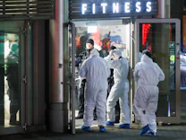 Attacke in Fitnessstudio: Tatverdächtiger auf der Flucht, mehrere Verletzte in Lebensgefahr