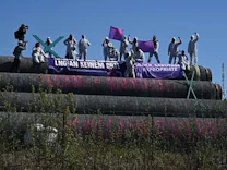 : Protest gegen LNG:  Aktivisten besetzen Pipeline-Röhren