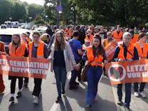 : Razzia gegen Klimaschützer – Demonstration in Berlin