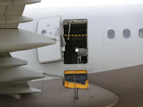 Luftfahrt: Wieso lassen sich Flugzeugtüren eigentlich in der Luft öffnen?
