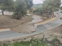 : Flutwelle blockiert Straße in Spanien