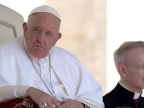 : Papst muss operiert werden