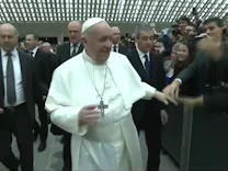 : Papst hat Operation am Bauch gut überstanden