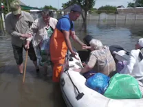 : Überschwemmung nach Dammbruch: Rettungsarbeiten dauern an