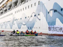 : Auf Wasser: Aktivisten blockieren Kreuzfahrtschiffabfahrt