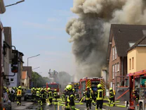 Nordrhein-Westfalen: Zwei Feuerwehrleute kommen bei Einsatz in Sankt Augustin ums Leben