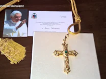: Diebstahl gibt Rätsel auf: Brustkreuz des gestorbenen Papstes Benedikt gestohlen