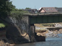 : Unwetter weicht Emscher-Deiche auf – Bahnbrücke abgesackt