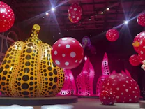 : Punkte, Ballons und Kürbisse – große Yayoi-Kusama-Ausstellung in Manchester