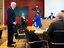 Politik: Seehofer im Landtag: Freude bei der SPD, Rüffel aus der CSU