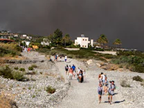Hitzewelle in Europa: Tausende fliehen vor Waldbränden auf Rhodos