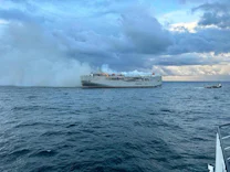 Havarie: Brennender Frachter soll abgeschleppt werden
