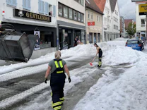 Baden-Württemberg: Schneepflug im Sommer: Dicke Hagel-Schicht bedeckt Reutlinger Innenstadt