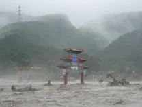 Hochwasser in China: Zehntausende Menschen eingeschlossen