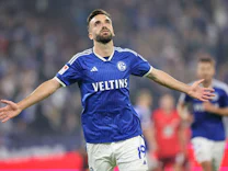 2. Bundesliga: Schalke besiegt Kaiserslautern in doppelter Überzahl