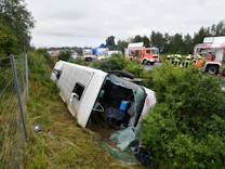Verkehrsunglück: Zahlreiche Verletzte bei Unfall von Reisebus auf der A2